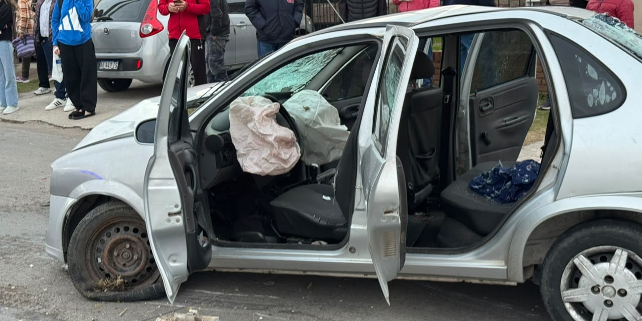Impactante choque de un auto contra una columna de alumbrado p�blico